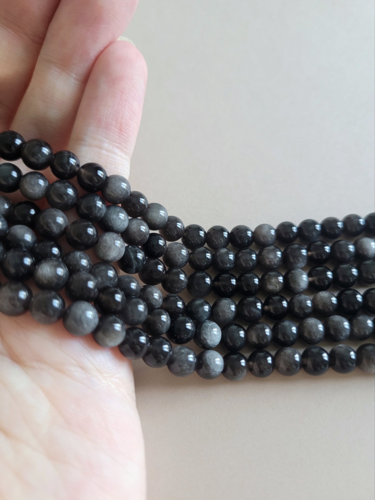 Obsidiaani kivihelmet korujen tekoon