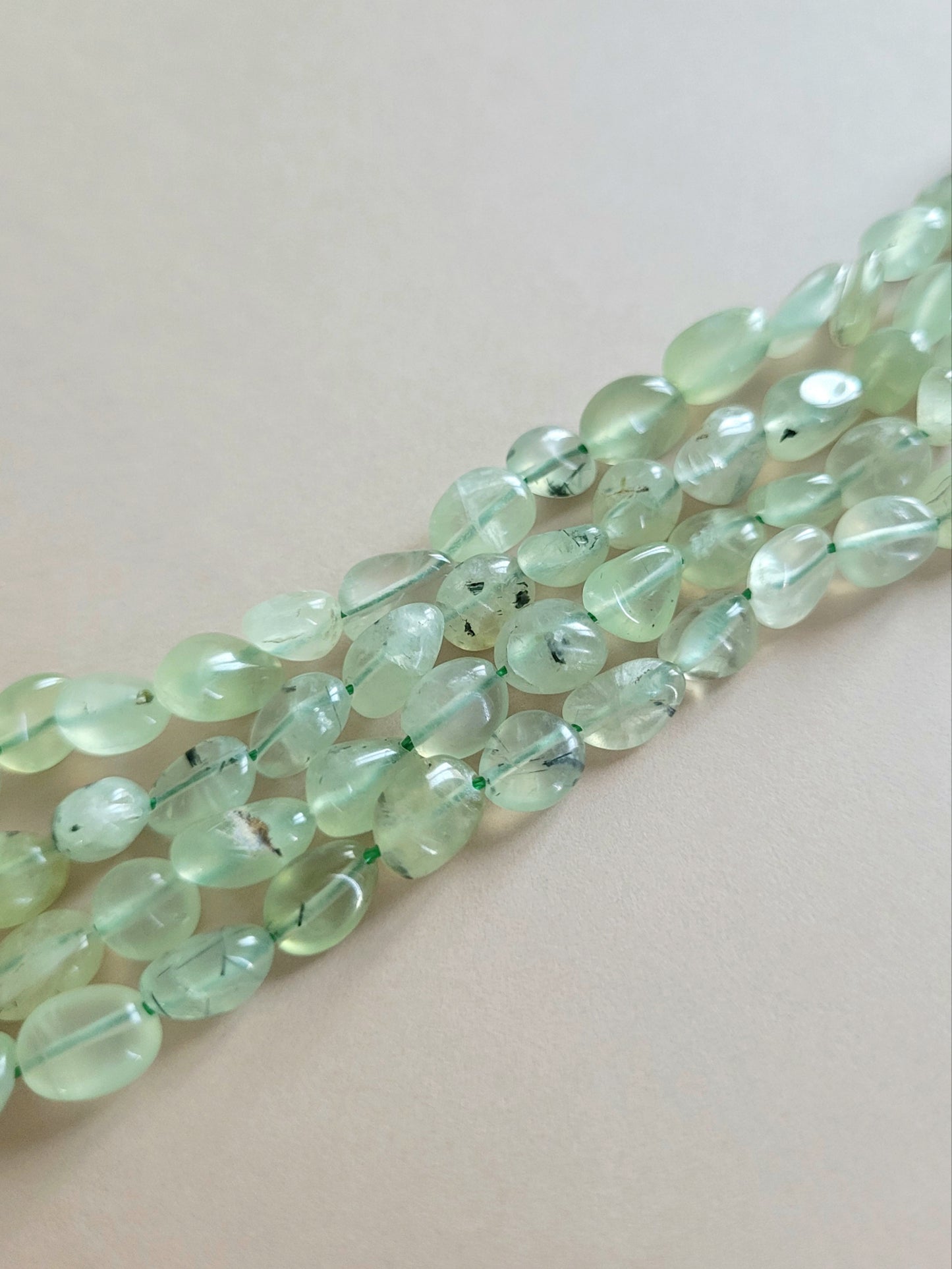 Prehniitti kivinugetti DIY-koruihin