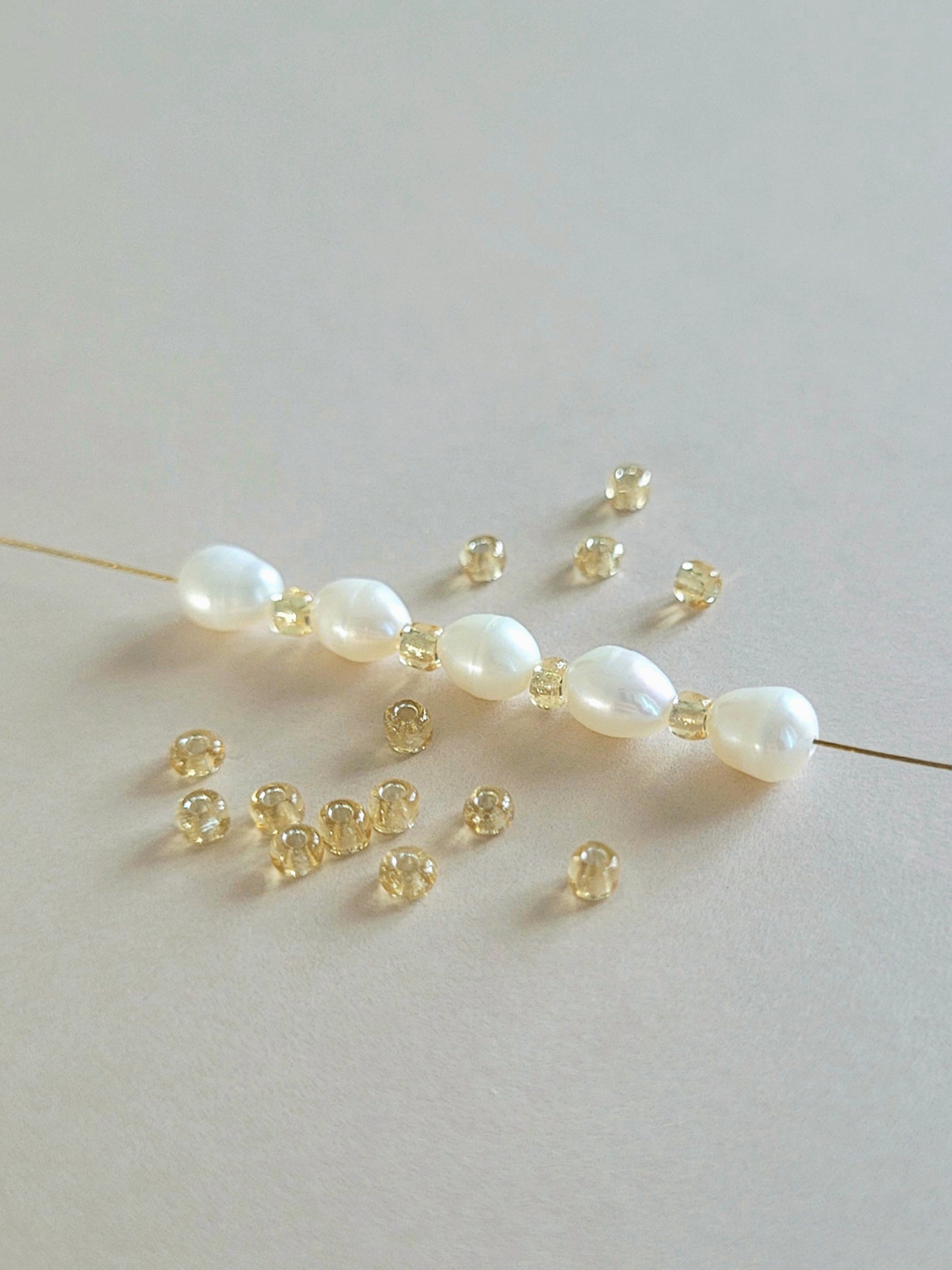 Pienet lasihelmet välihelmiksi koruihin