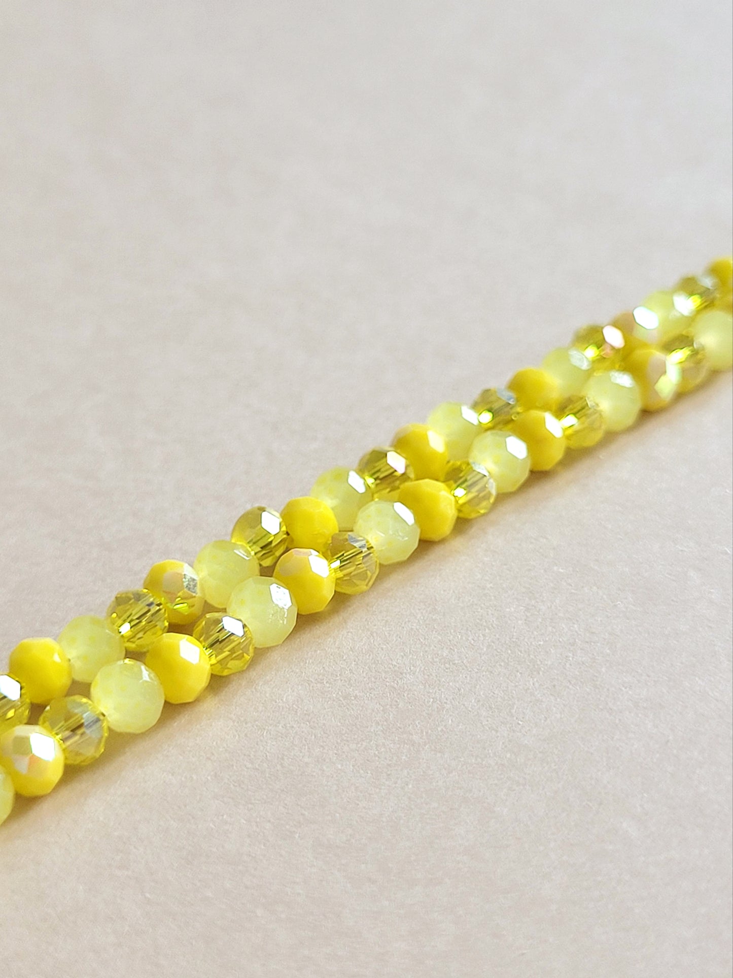 Keltaiset rondelli lasihelmet