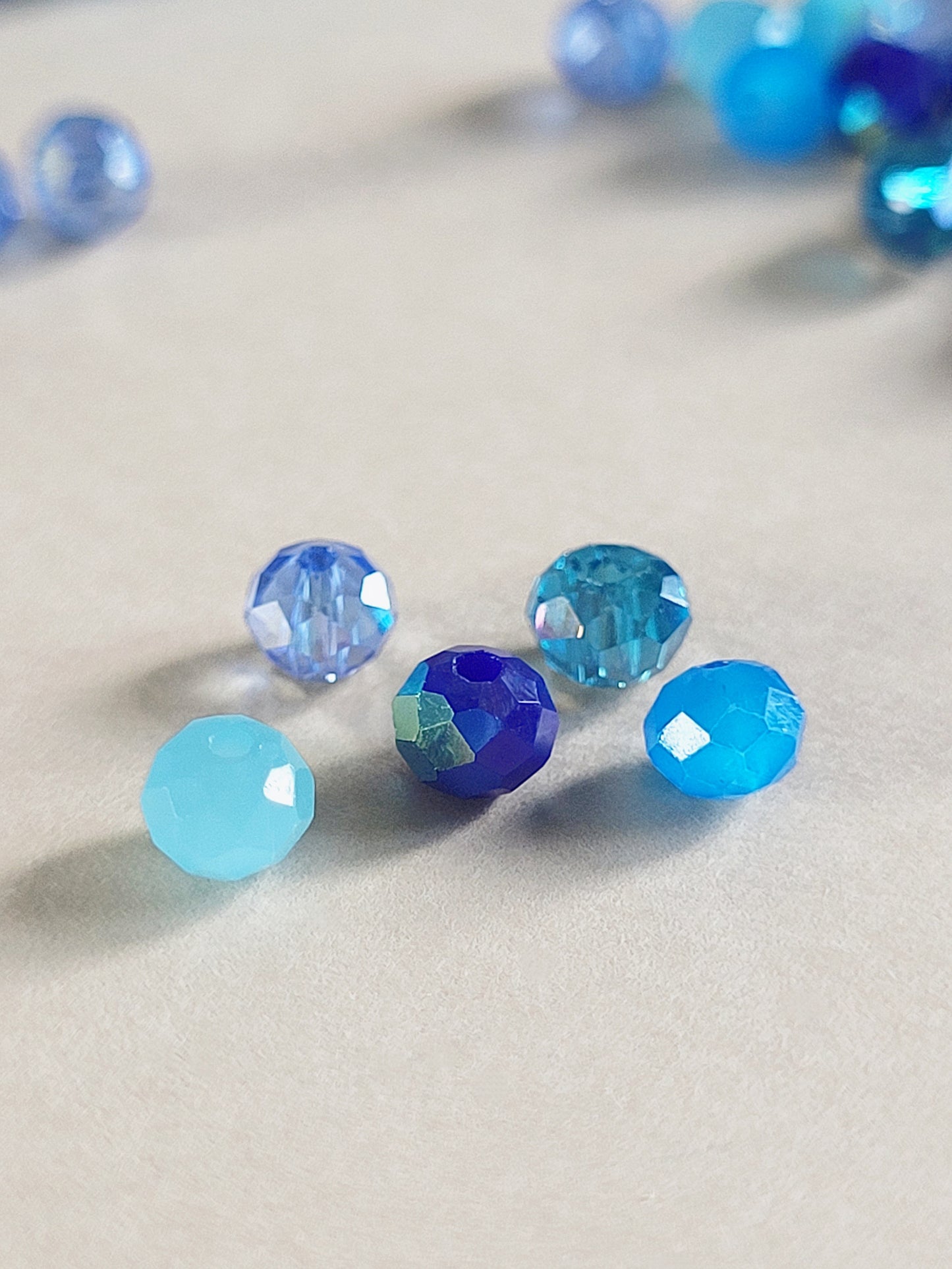 Sinisen sävyiset rondelli lasihelmet