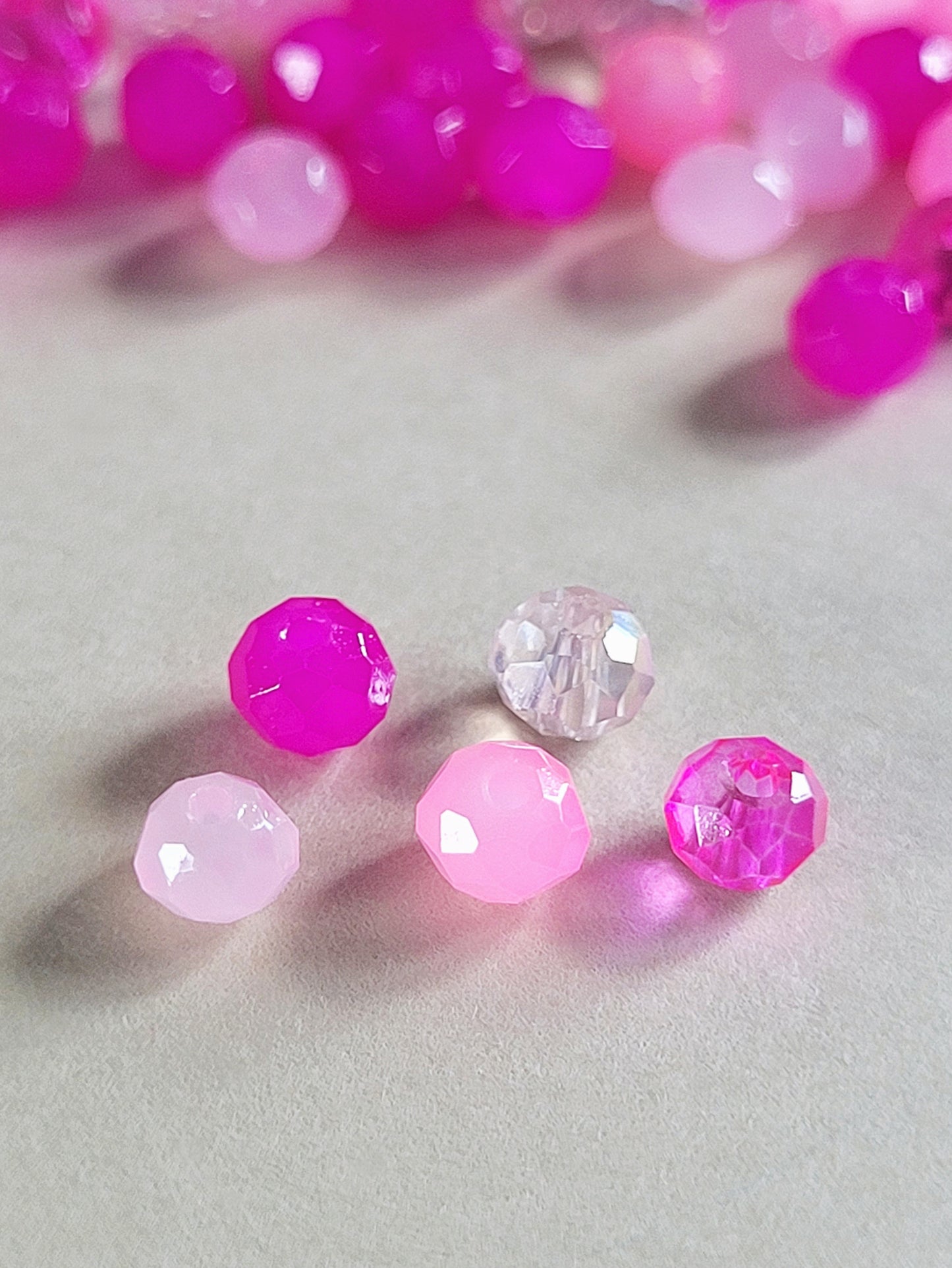 Pinkit ja vaaleanpunaiset lasihelmet