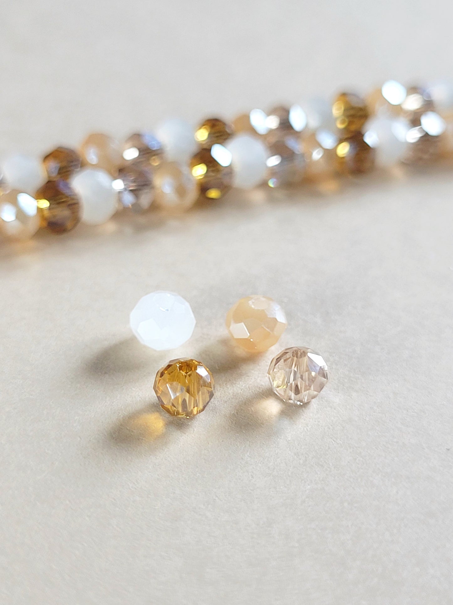 Beiget rondellin muotoiset lasihelmet