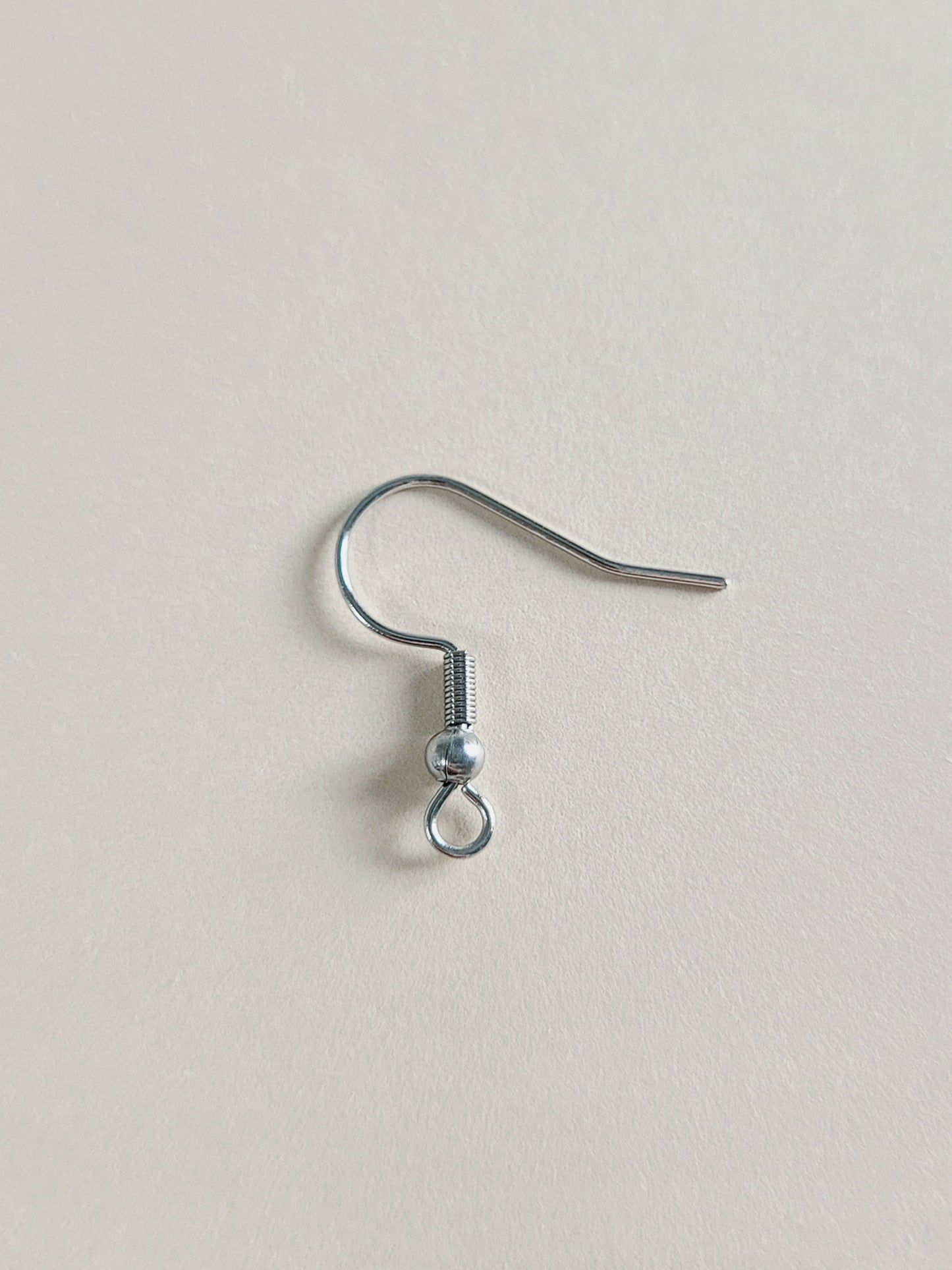 Korvakorukoukku kirurginteräs korujen valmistukseen