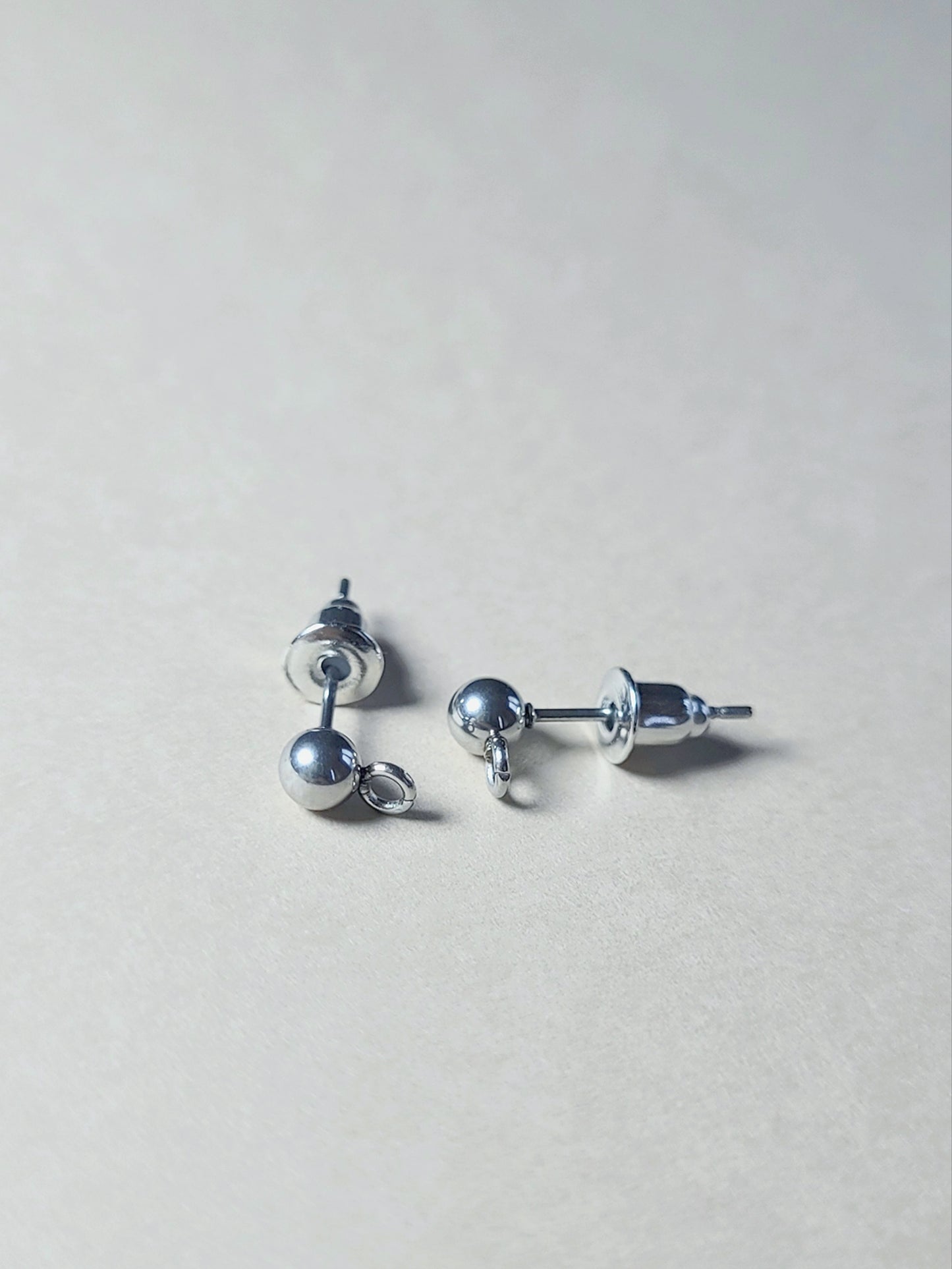 Nappikorvakoru kirurginteräs