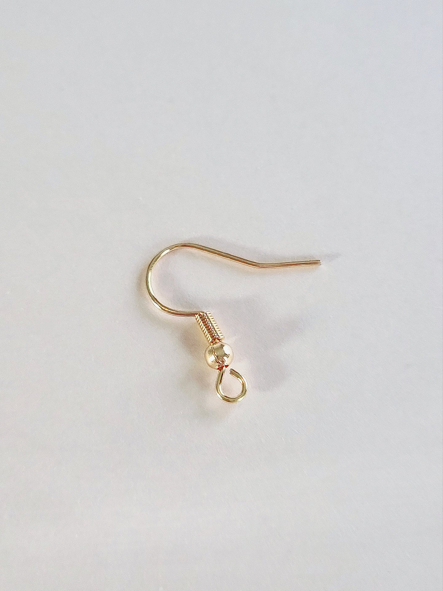 Kullan värinen korvakorukoukku