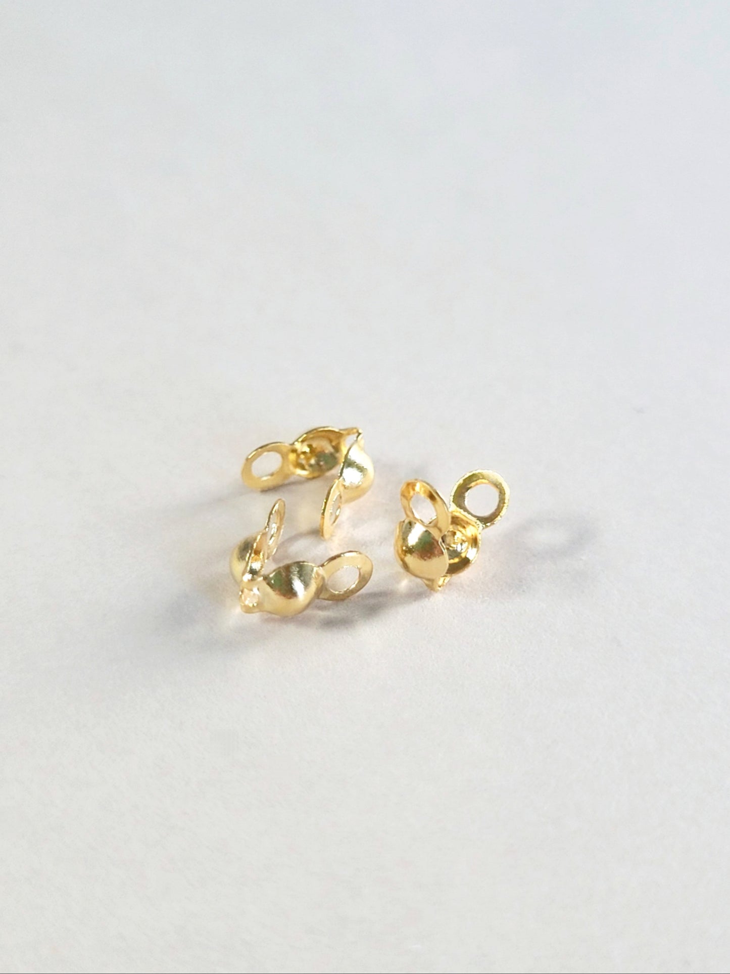 Kullan värinen solmusuoja korujen tekoon