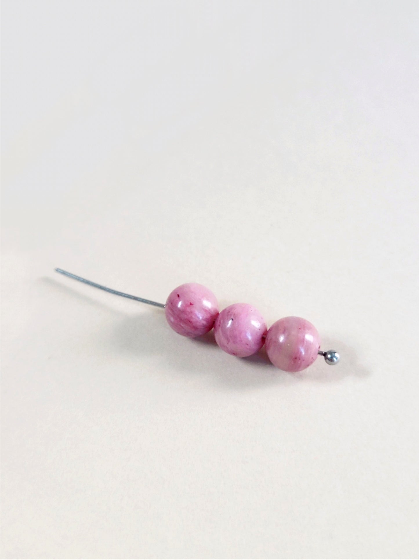 Kirurginteräs korupiikki pallolla