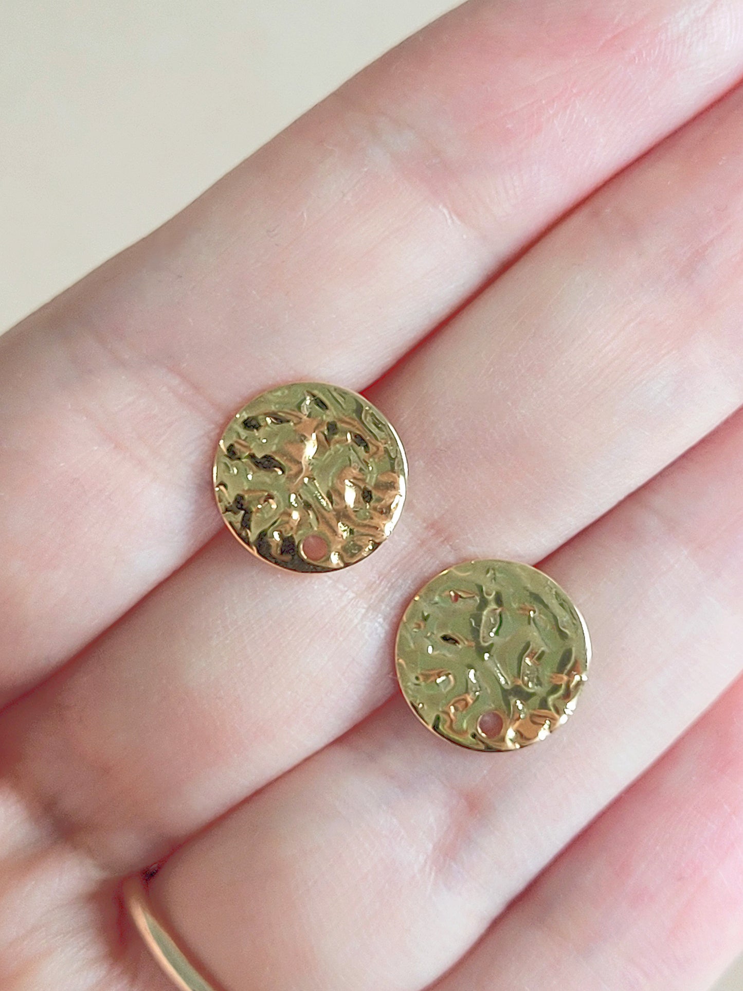 Kultainen teräksinen tappikorvakoru korujen tekoon