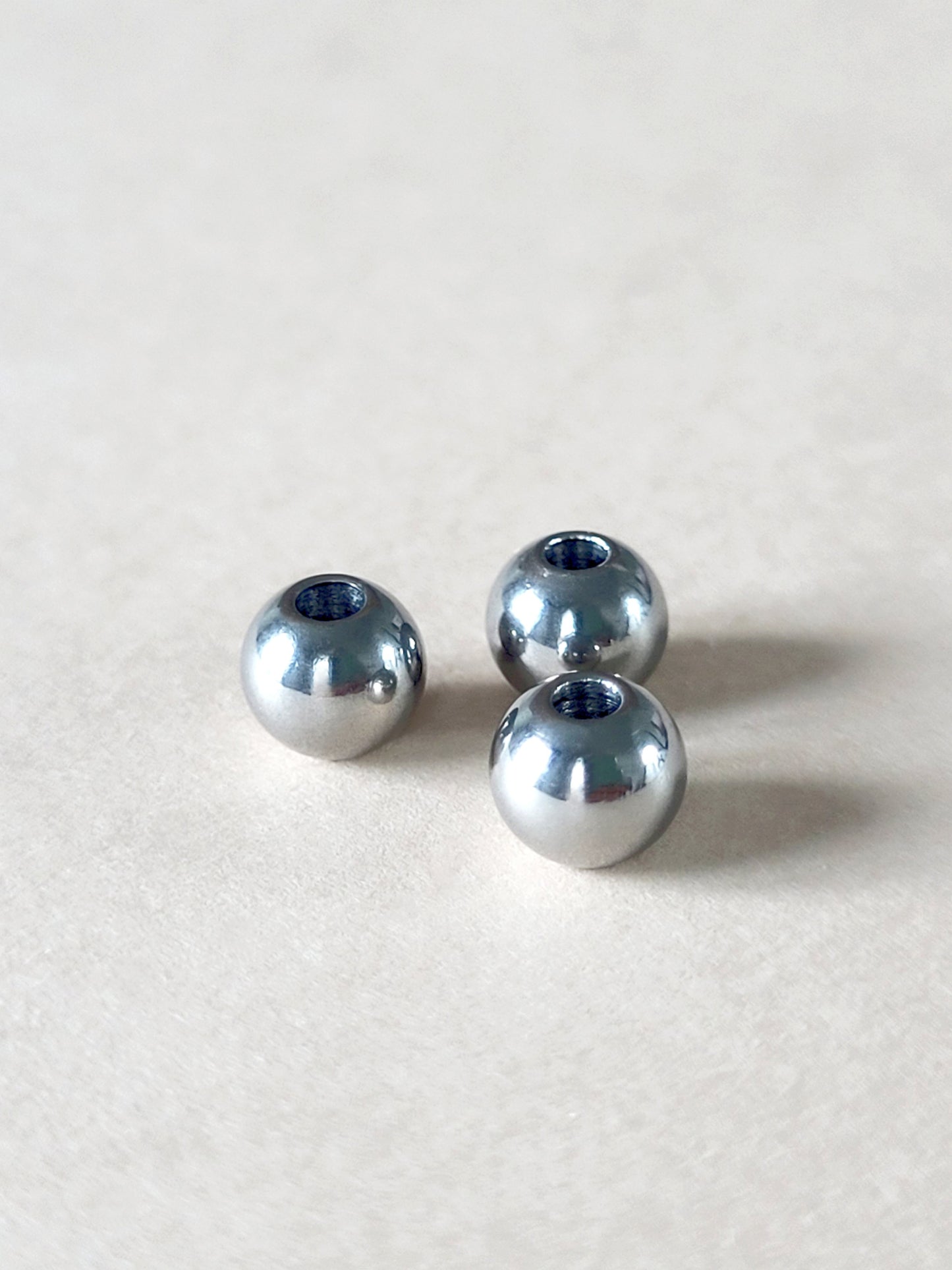 Suurireikäinen teräshelmi korujen tekoon