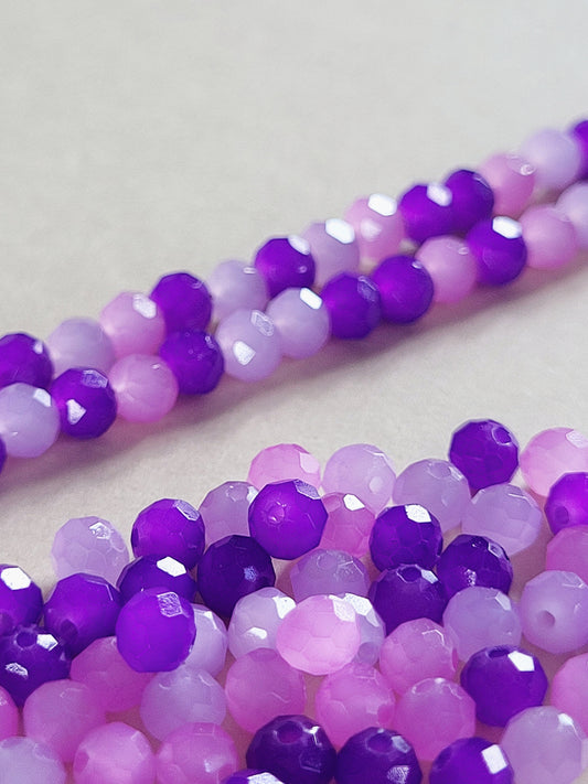 Violetit ja liilat lasihelmet