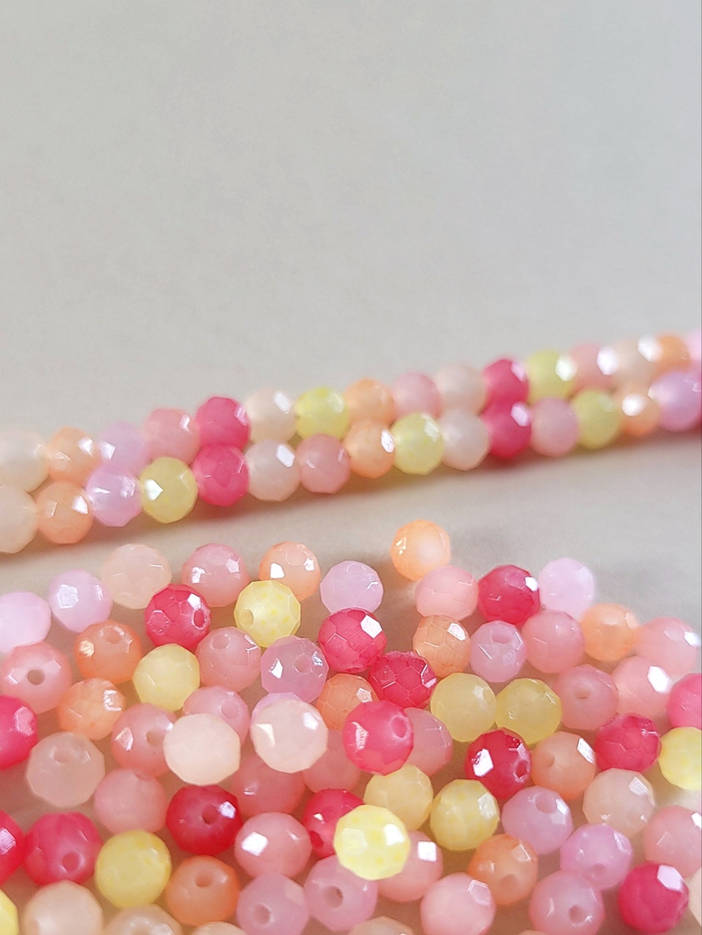 Pienet pastelliset lasihelmet