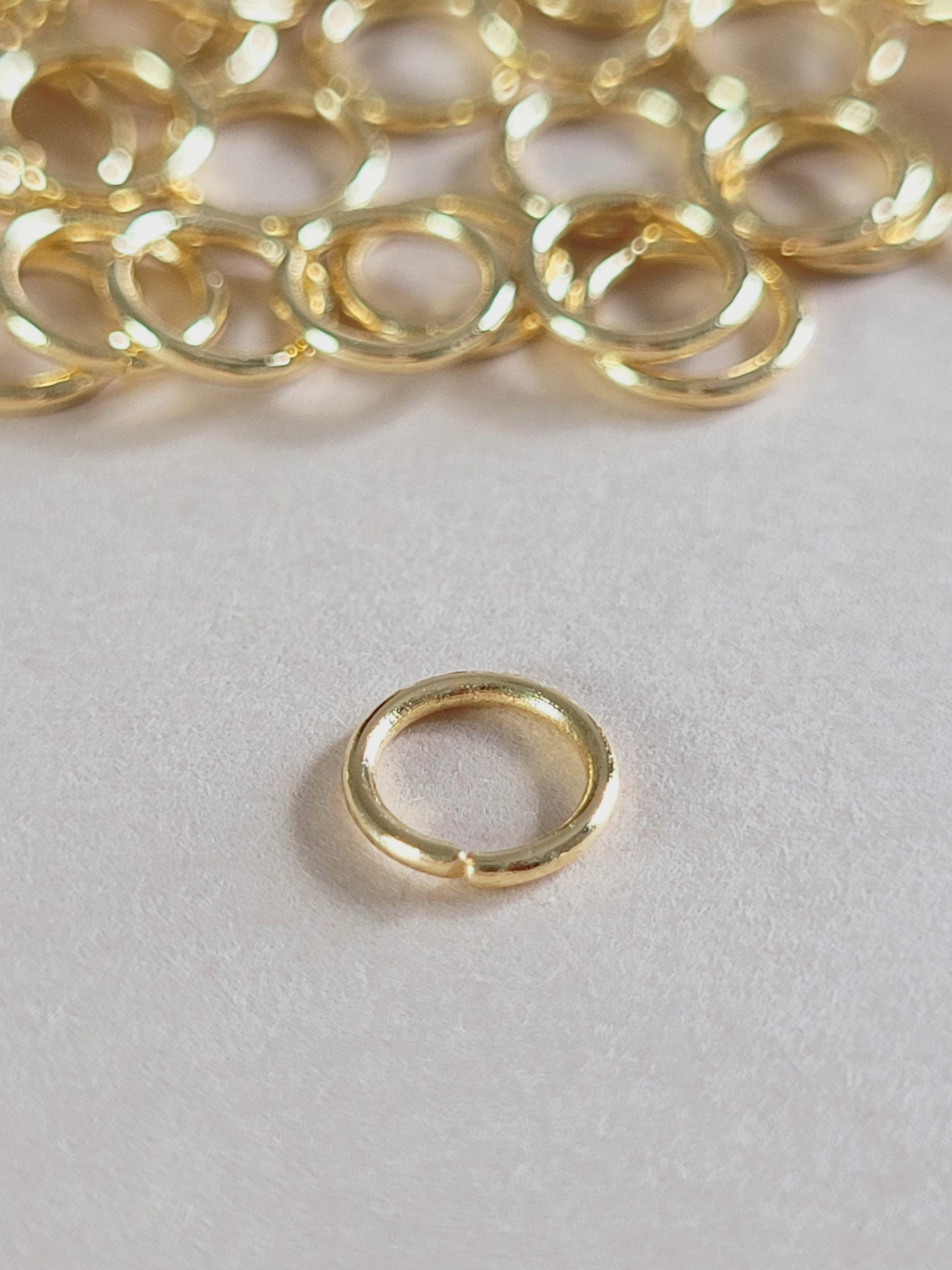 Välirengas kulta korujen tekoon