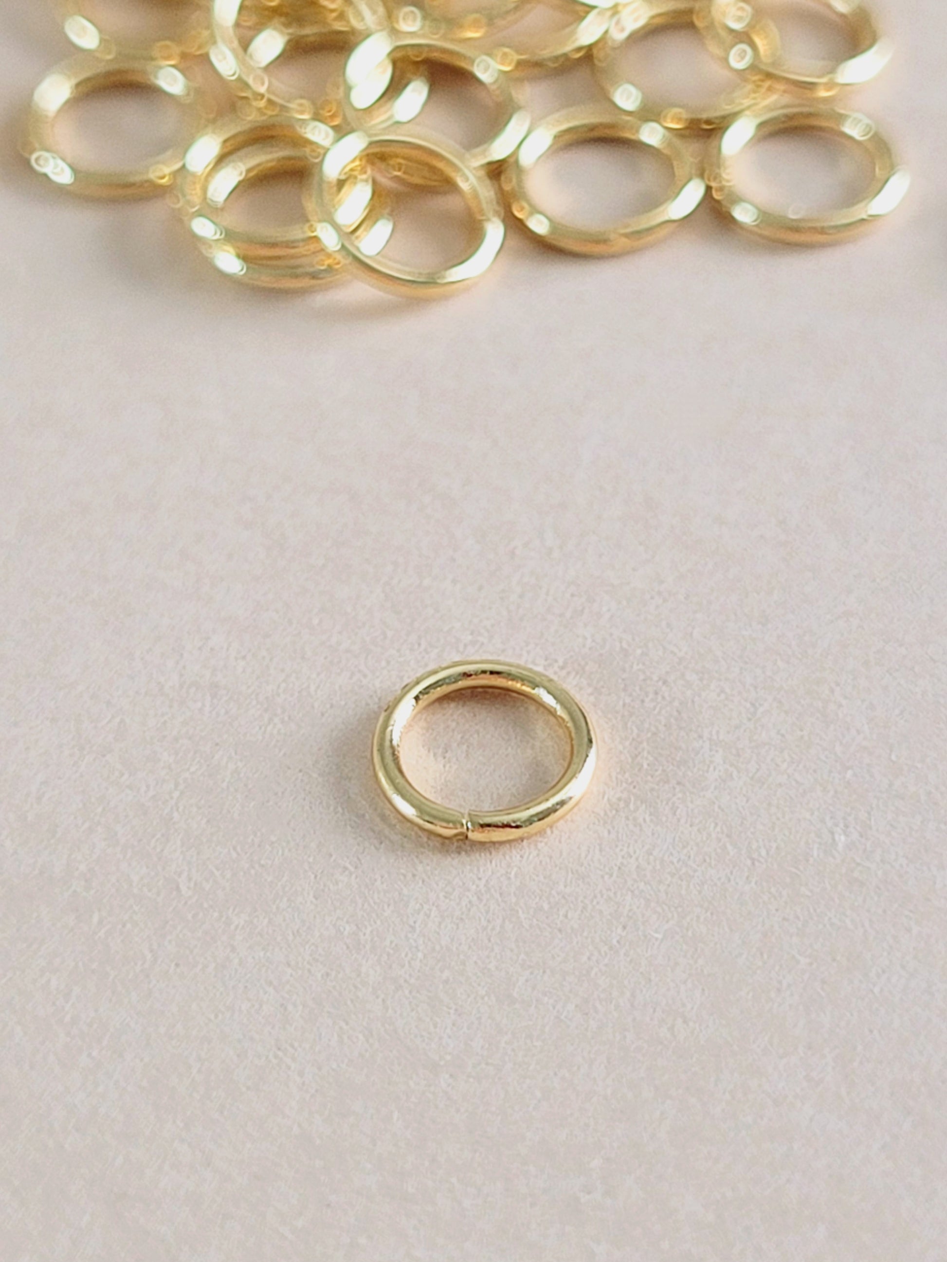 Välirengas kulta korujen valmistukseen