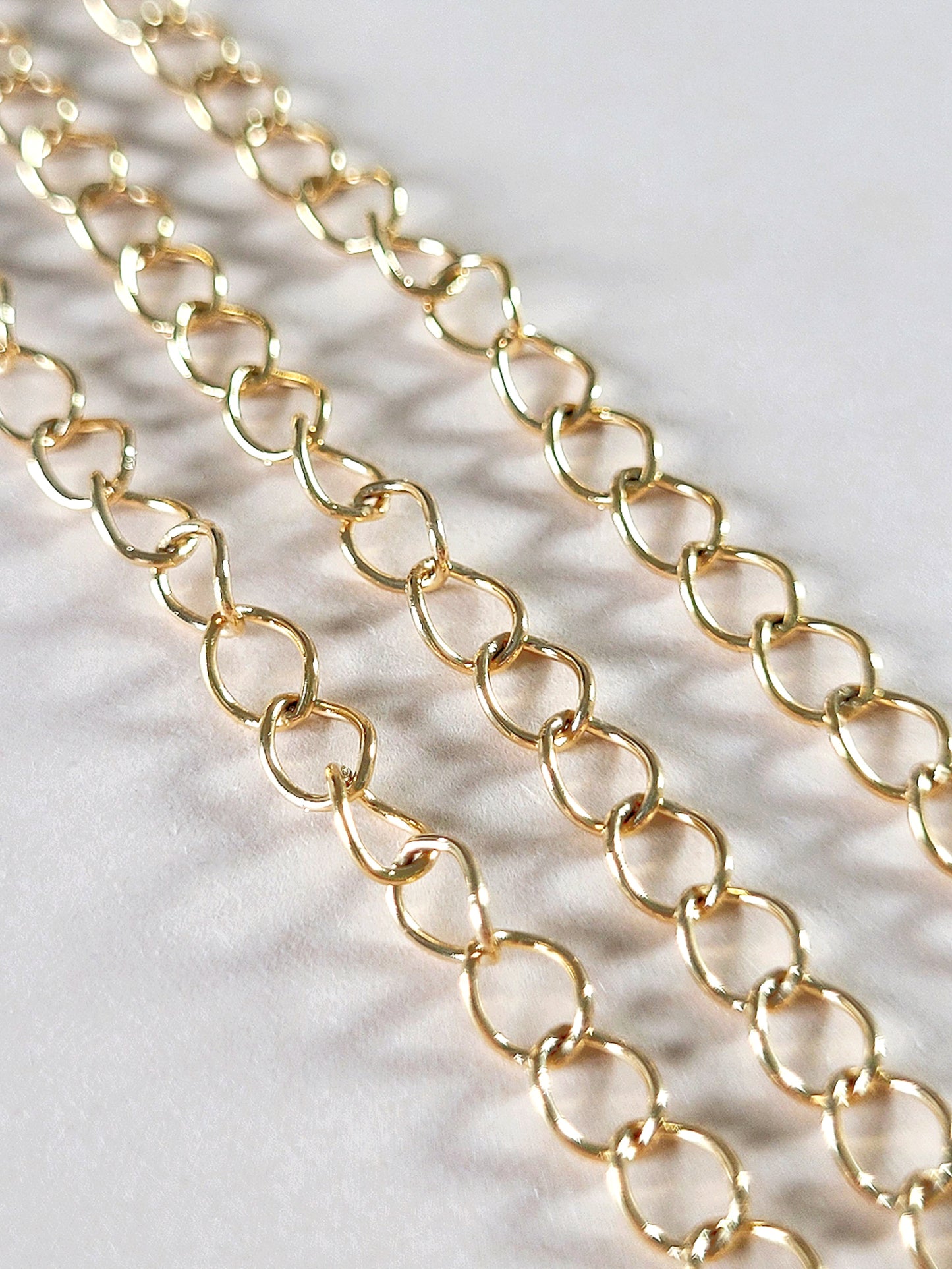 Kultainen säätöketju korutarvikkeeksi