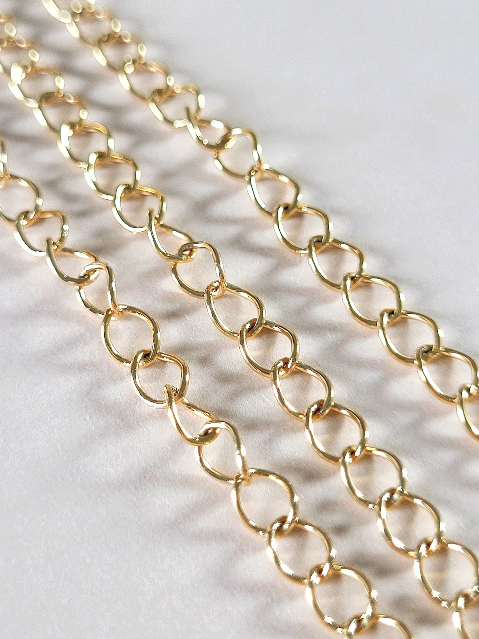 Kultainen säätöketju korutarvikkeeksi